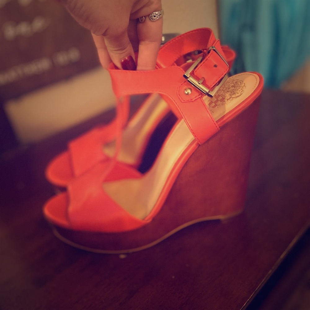 Vince Camuto coral color size 9 wedges